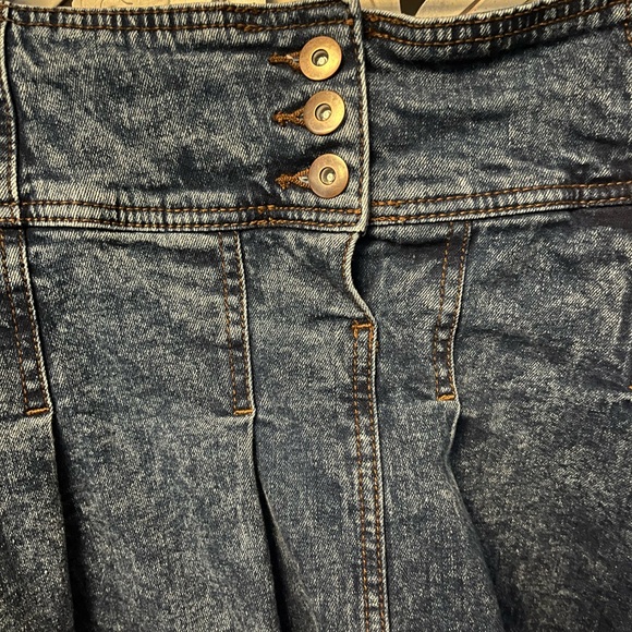 NO BOUNDARIES VINTAGE CUTE COTTON DARK BLUE ACID WASH PLEATED MINI SKIRT - Picture 3 of 6